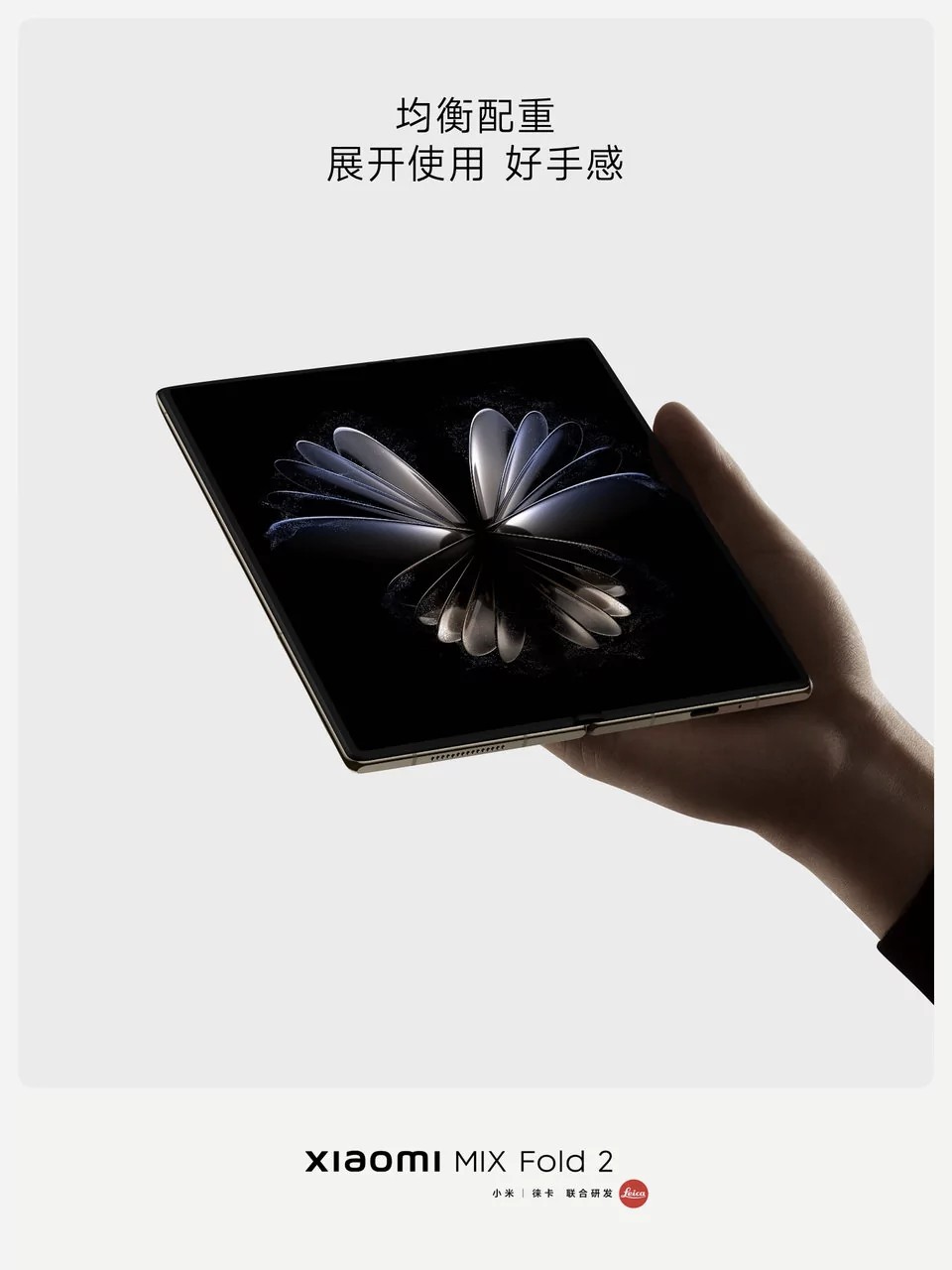 Thickness when folded 11.2 mm, unfolded - 5.4 mm, weight 262 grams, two color options (Gold and Lunar)