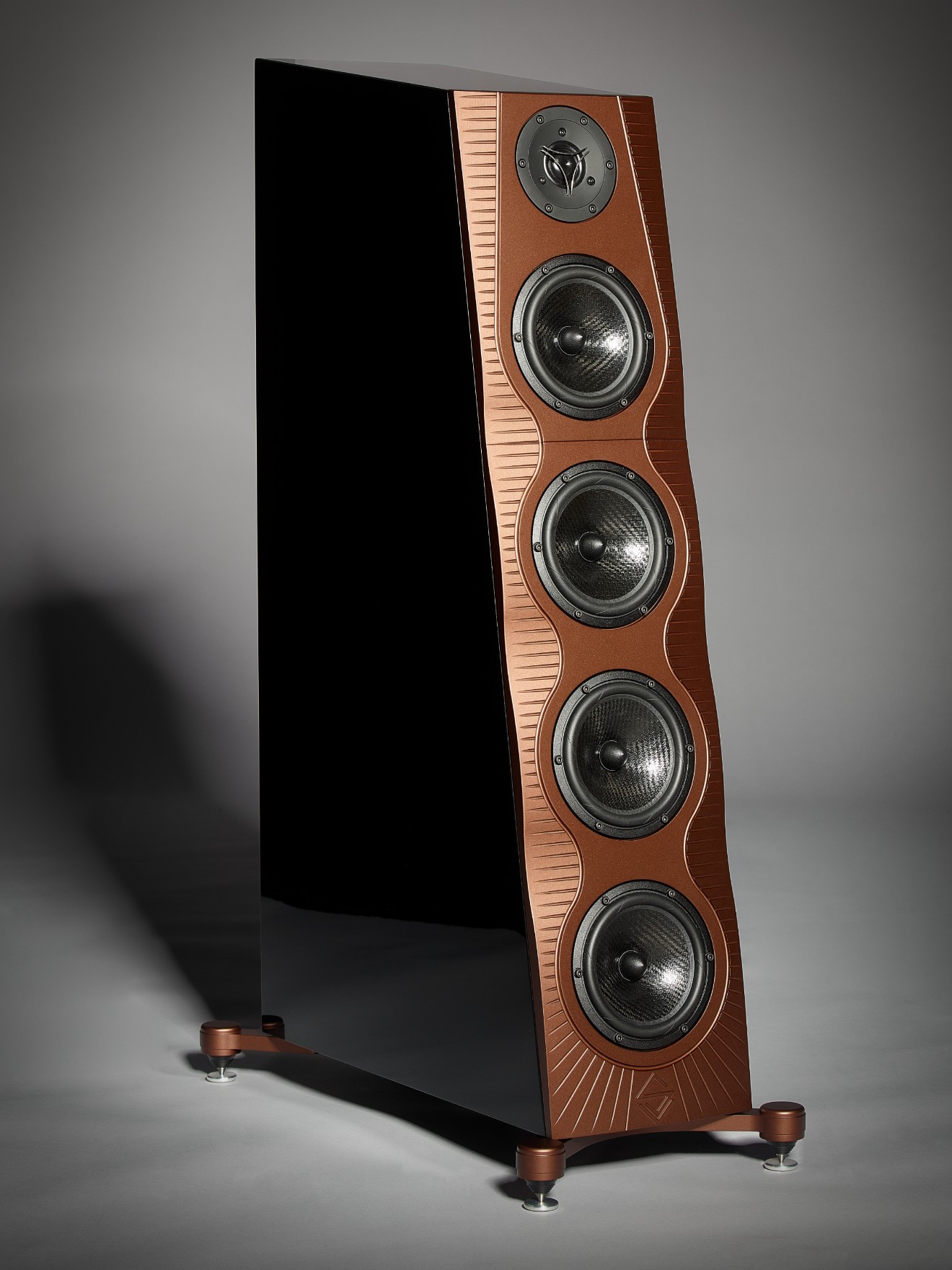SV-Audio Astrid combines a true line source design with Scandinavian craftsmanship, delivering an expansive soundstage and remarkable vocal realism.