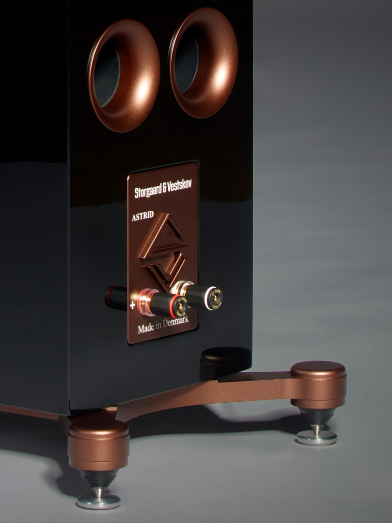 The solid aluminum front baffle and signature radiating pattern give the Astrid a distinctive look while contributing to improved acoustic performance.