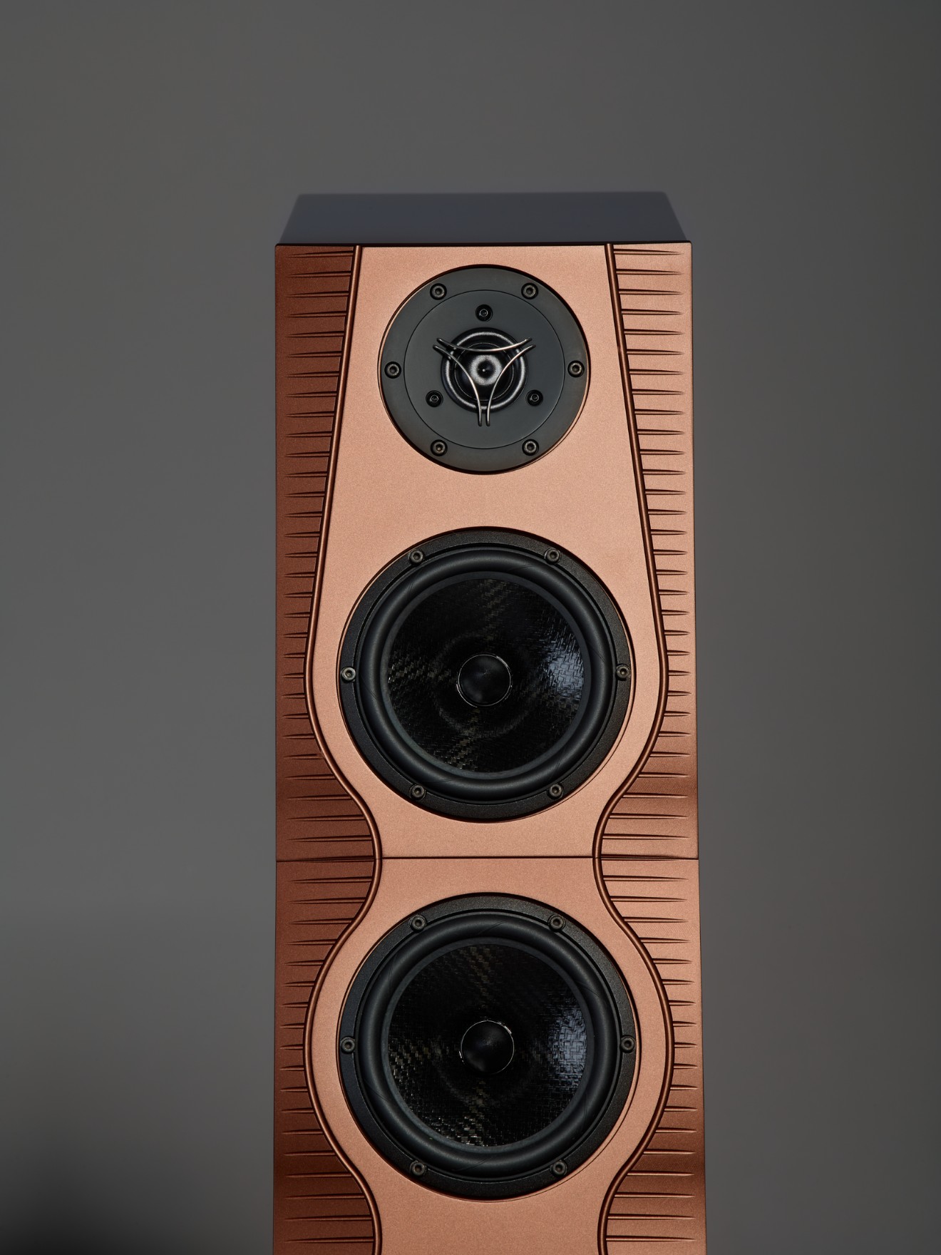 Four custom 5-inch drivers work in harmony with a silk dome ring radiator tweeter to create effortless dynamics and exceptional musical coherence.