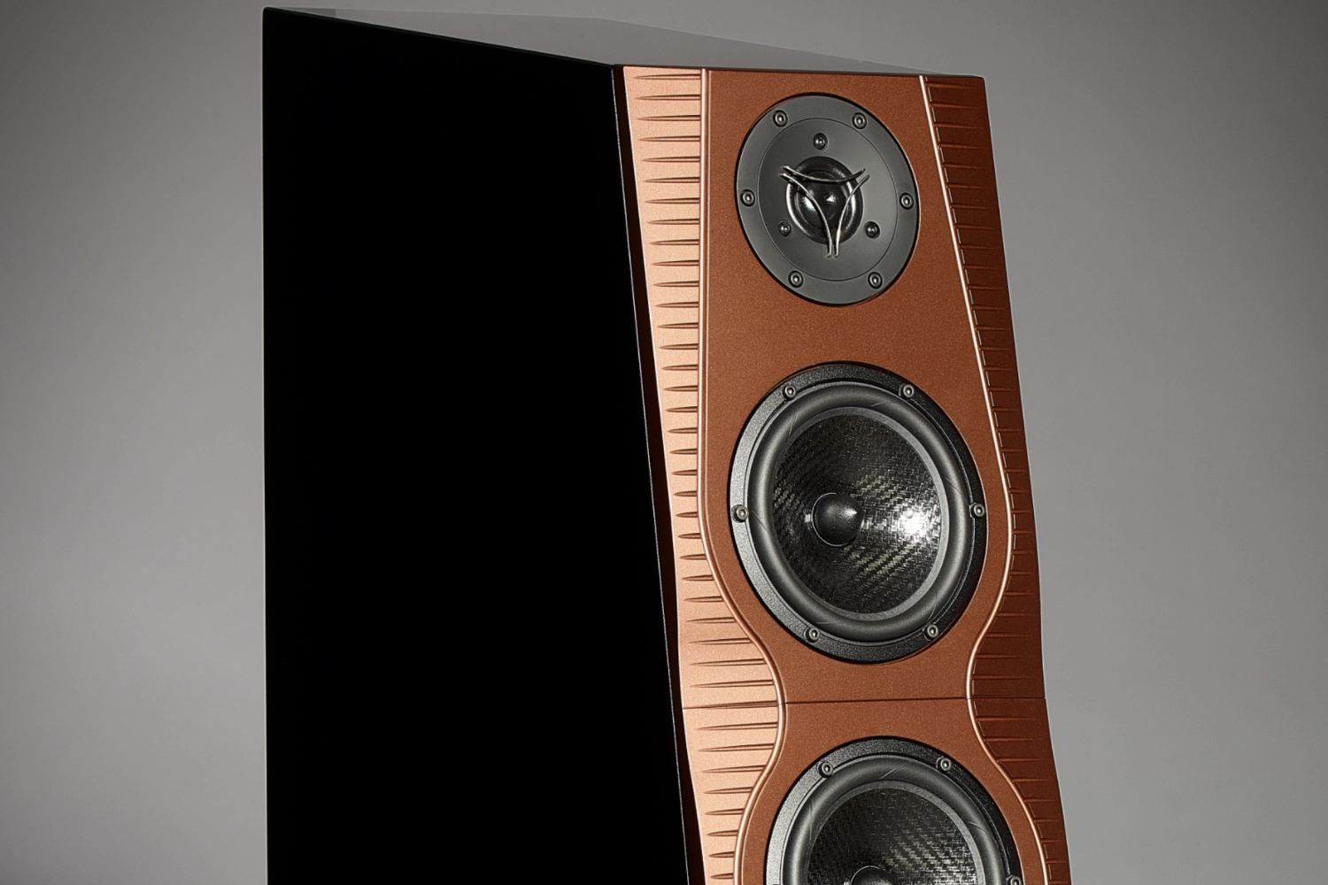 SV-Audio introduces the Astrid floorstanding loudspeaker, featuring a true line source design, premium aluminum construction, and deep, natural sound tailored for demanding audiophiles.