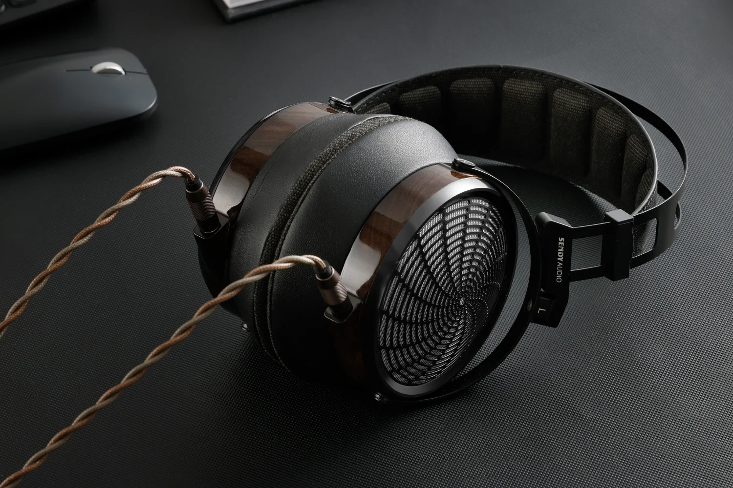 Sendy Audio Apollo PRO combines a 78mm planar magnetic driver, ultra-thin nano diaphragm, open-back design, and lightweight 354g construction for detailed, spacious sound and lasting comfort.